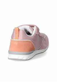 Sneaker atletica rosa con una superficie sintetica liscia e accenti in pelle scamosciata, dotata di un interno bianco, un tab sul tallone arancione e suola in gomma bianca.