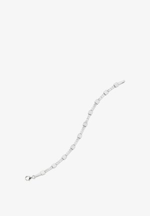 Bracelet en argent avec des maillons alternés carrés et rectangulaires, présentant des accents texturés et une fermeture à mousqueton. Finition lisse.