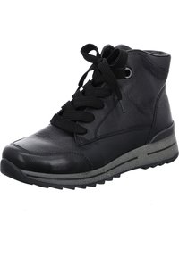 Sneaker alta in pelle nera con punta rotonda, suola piatta in gomma e intersuola grigia testurizzata. Caratterizzata da lacci neri e occhielli.