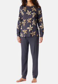 Marinblå pyjamasset med långärmad topp med gyllene blommönster och matchande byxor med elastisk midja, tillverkade av mjukt och andningsbart tyg.