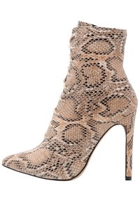 Högklackad ankelsko i strukturerat material med ormskinnsmönster i nyanser av beige och brunt, med snörning fram.