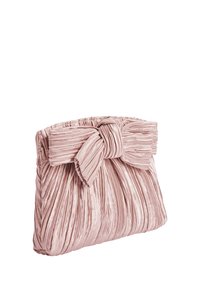 Pochette en tissu plissé rose doux avec un grand nœud décoratif sur le devant, vue en angle sur fond blanc.
