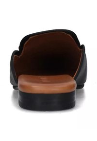 Scarpa nera in pelle con punta arrotondata, soletta marrone chiaro e tacco piatto nero. Texture liscia senza motivi o metalli visibili.