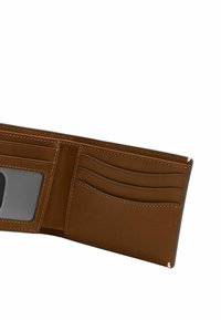Portefeuille en cuir marron avec plusieurs emplacements pour cartes, une fenêtre pour carte d'identité transparente et des détails de couture subtils ; texture lisse avec des coins arrondis.