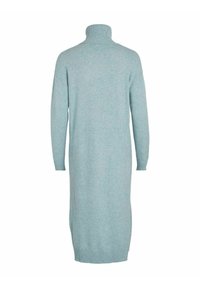 Lång, ljusblå stickad klänning med hög ribbad polokrage och ribbade ärmmanchetter, med rak passform och längd till mitten av vaden.