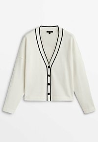 Cardigan crème avec bordure noire, encolure en V et six boutons noirs. Manches longues et coupe décontractée. Texture douce avec une finition lisse.