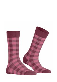 Deux paires de chaussettes montantes avec un motif à carreaux dans des teintes de rose et de bourgogne. Les poignets côtelés texturés contrastent avec le corps lisse.