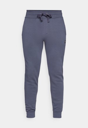 Calças de jogging cinzas com cintura elástica e cordão. Apresentam dois bolsos frontais e pernas afuniladas, feitas de um tecido suave e respirável.