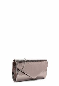 Metallic rosa kuvertväska med en texturerad yta, kuvertdesign och en avtagbar silverkedja. Slät yta med en elegant silhuett.