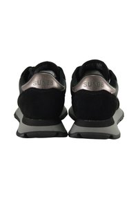 Un paio di sneaker SUN68 nere e grigie viste da dietro con dettagli metallici argentati sul tallone e suole testurizzate.