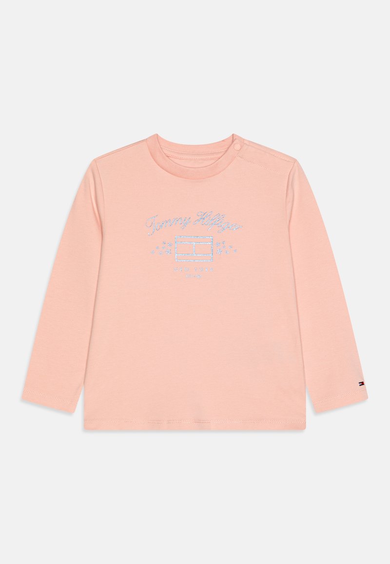 Šviesiai rožinė ilgos rankovės marškinėliai, pagaminti iš minkštos medvilnės. Yra siuvinėjamas "Tommy Hilfiger" logotipas ir dekoratyviniai akcentai. Mygtukai ant peties.