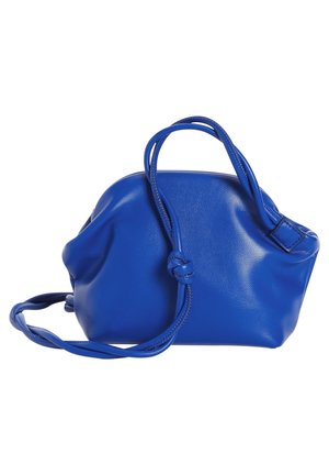 Petit sac à main en cuir bleu brillant avec deux poignées courtes et une longue sangle réglable, présenté sur fond blanc.