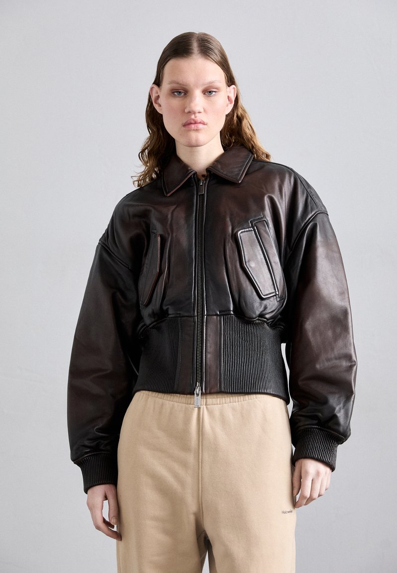 Holzweiler - SAPHRA JACKET - Ādas jaka - dark brown, Palielināt