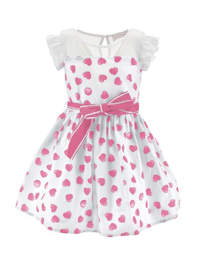 Vestido blanco con estampados de corazones rosas, con mangas de volante y un cinturón rosa. Diseñado con una falda acampanada y un torso superior de malla.
