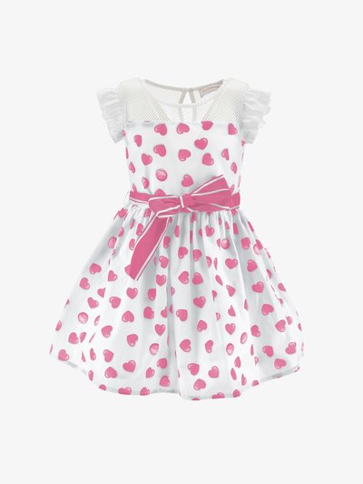 Fehér ruha rózsaszín szívmintával, fodros vállpántokkal és rózsaszín övvel. Az alja bővülő szabású, a felső része pedig hálós anyagú.
