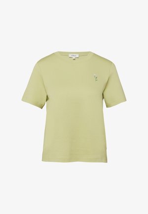 Lichtgroen T-shirt met korte mouwen, ronde hals en een kleine geborduurde witte en roze bloem op de linkerborst.
