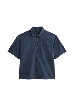 Camisa de manga corta color azul oscuro con botones, un bolsillo en el pecho y cuello clásico, exhibida sobre un fondo blanco.