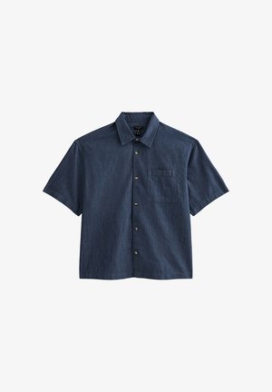 Camisa de manga corta color azul oscuro con botones, un bolsillo en el pecho y cuello clásico, exhibida sobre un fondo blanco.
