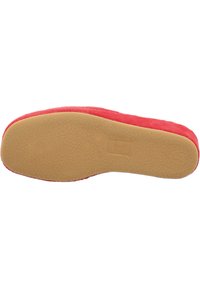 Röd mockask slipper med en texturerad beige gummisula. Ovandelen har en slät yta och en rundad form. Sulan har en flexibel design.