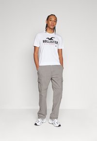 Hollister Co. Cotton Logo Graphic Tee - Apdrukāts T-krekls - brilliant white