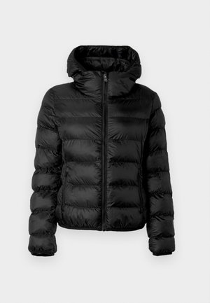 Melna pūķu jaka ar augstu apkakli, ar šūtām daļām, priekšējo rāvējslēdzēju un gariem piedurknēm. Gluda un spīdīga faktūra.