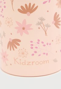 Ροζ κυλινδρικό δοχείο με ανθικά σχέδια σε αποχρώσεις του ροζ και του χρυσού, με το κείμενο "Kidzroom" στο μπροστινό μέρος.