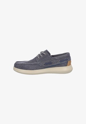 Chaussure décontractée pour homme, bleu marine, facile à enfiler, semelle blanche, tissu rayé, bout rond, lacets, et accent marron au talon.