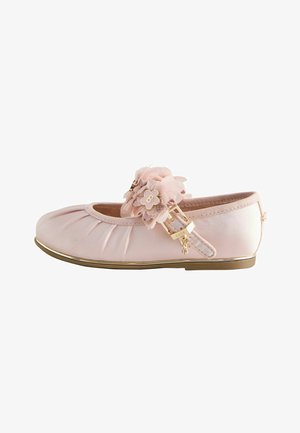 Hellrosa Ballerinas mit Satin-Finish, verziert mit Stoffblumen und goldfarbenen Akzenten, Falten-Design an der Spitze und flacher Sohle.