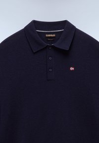 Tume villane polosärk klassikalise kraega, kolme nööbiga avaga ja väikese broderi Norra lipuga. Pehme tekstuur ja lihtne disain.