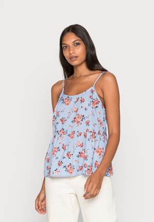 Top peplum floral azul claro com alças finas, apresentando flores rosas e laranjas sobre um fundo azul, feito de um tecido suave.