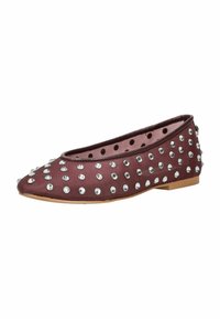 Bailarinas color burdeos hechas de satén con una textura suave, adornadas con tachuelas plateadas. Presentan una punta redondeada y una suela de perfil bajo.