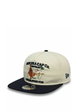 Kermanvalkoinen ja laivastonsininen lippalakki, jossa kirjailtu fasaani ja teksti "New Era Cap Co. Buffalo Established 1920". Sivulla näkyy New Era -logo.