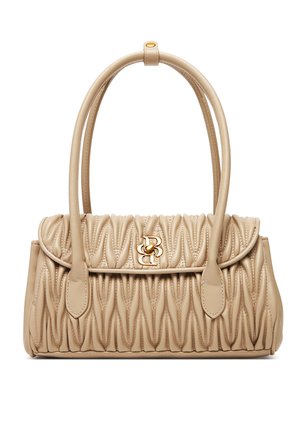 Beige gesteppte Lederhandtasche mit zwei gerollten Griffen und einem goldfarbenen DB-Logo-Verschluss an der vorderen Klappe.