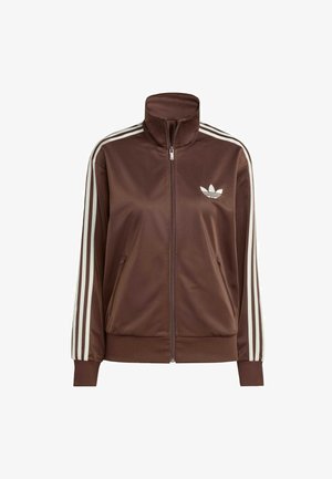 Giacca di raso marrone con collo alto e zip completa, caratterizzata da tre righe bianche su ciascun braccio e un logo bianco sul petto.