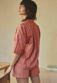 Next STRIPE SET REGULAR FIT - Pidžaamakomplekt - pink