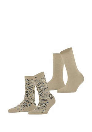 Twee paar beige sokken tot halverwege de kuit, één effen en één met een blauw-zwart paisley- en bloemmotief.