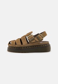 Brune semskede sandal med åpen tå-design, to justerbare spenner og en tykk såle som har detalj i kontrastfarge gult søm.