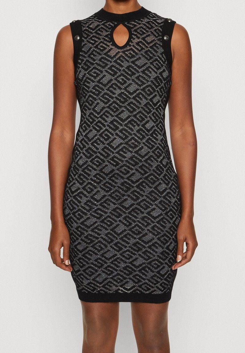 Robe en tricot noir avec un motif géométrique, sans manches, au col rond avec une découpe en forme de clé et des accents de bouton sur les épaules.