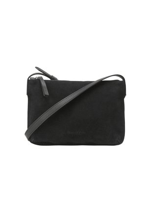 Petit sac bandoulière rectangulaire en daim noir avec une fine bandoulière en cuir et une fermeture éclair sur le dessus.