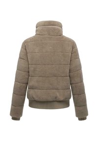 Beige faux fur jacket met een hoge kraag, horizontale gestikte ontwerpen, geribde zoom en manchetten, en een zachte, gestructureerde oppervlakte.