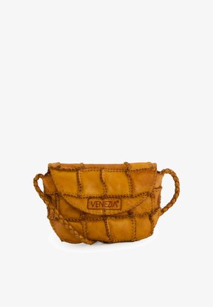 Brun læder crossbody taske med flettet rem og patchwork-design, præget med "VENEZIA" på frontklappen.