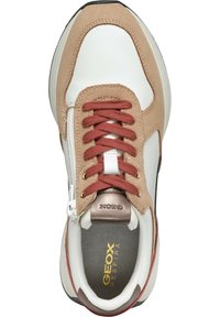 Sneaker con una base in pelle bianca, dettagli in suede color sabbia, lacci marroni, una cerniera laterale e una soletta grigia con branding dorato.