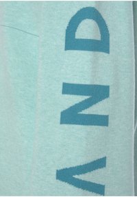 Mintgrüner Sweatshirt mit strukturiertem Stoff und kräftigem blauen Aufdruck am Ärmel, der ein modernes Design präsentiert.