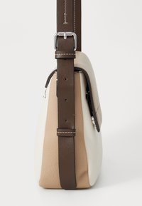 Piccola borsa dalla forma strutturata, realizzata in pelle testurizzata beige e crema, con una tracolla regolabile marrone dotata di accessori in argento.