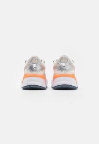 Puma RS-X UP x ORLINSKI II UNISEX - Tenisky - warm white/cool light gray/fluro orange
