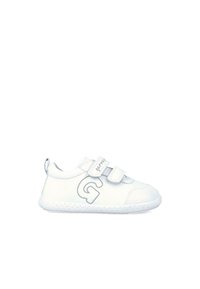 Zapatilla blanca con tiras de velcro y suela texturizada. Presenta un logo gris en el costado y un material superior sintético y suave.