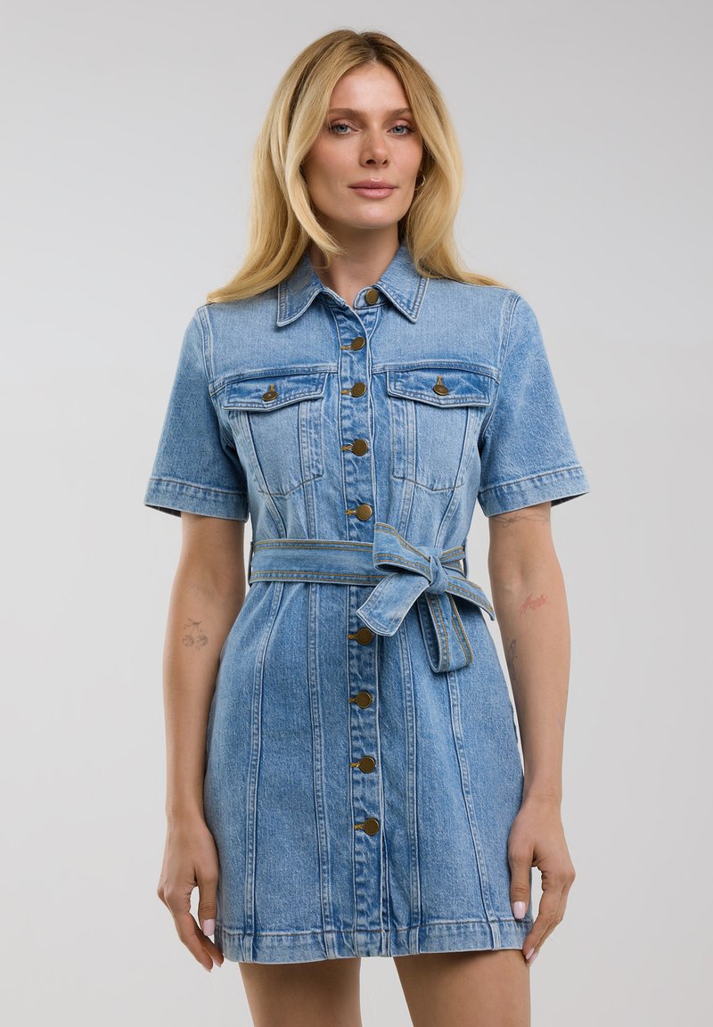 Helesinim Kleid helesinises toonis, lühikeste varrukatega, nööpidega esiosas kahe rinna-taskuga, vöödiga taljes, kontrastset õmblust ja vormitud siluetti iseloomustav.
