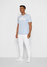 Nike Sportswear TEE  - T-shirt estampada - light marine/white