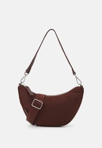 Bruine stoffen schoudertas met een gebogen vorm, voorzien van een ritssluiting, verstelbare band en zilverkleurige hardware accenten.