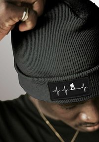 Neverless MIT PATCH AUFDRUCK HERZSCHLAG WANDERN - Beanie - dunkelgrau